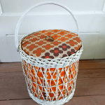 Vintage rieten mand met bloemmotief